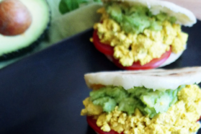 En clave veggie - Recetas veganas de diario: Arepa rellena de tofu revuelto y aguacate